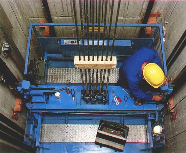 ASANSÖR BAKIM VE ONARIMCISI İLE ASANSÖR MONTAJCISI DA ZORUNLU MESLEKLER ARASINA GİRDİ